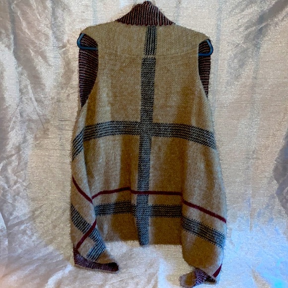 NWT Women’s Shawl.  One size.  100% polyester. - Picture 2 of 4